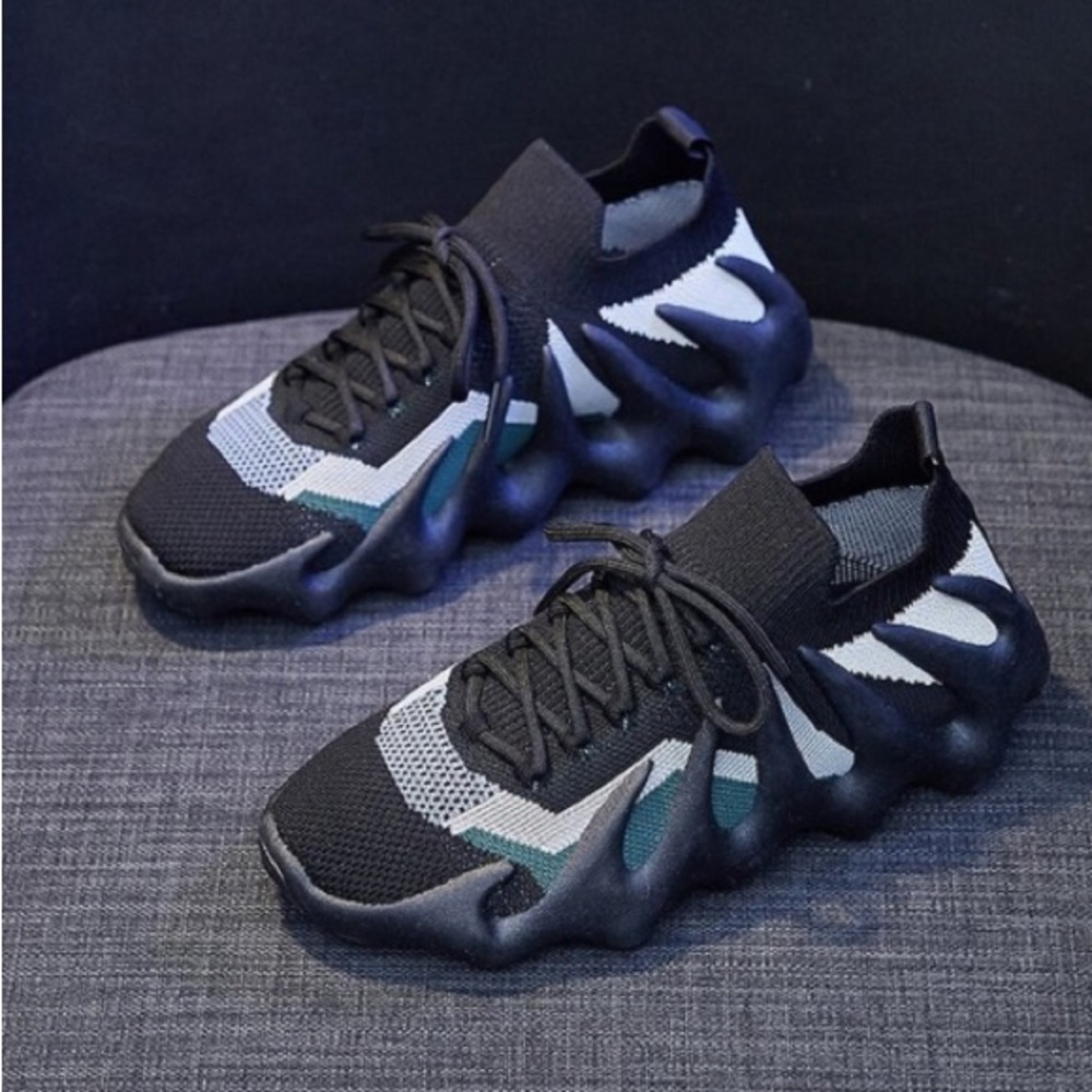 Women’s (Size 8) Knit Color Block Barefoot Style Sneakers